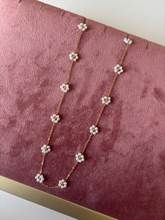 Flower pearl necklace