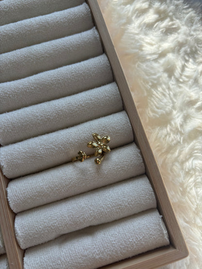 Triple bloom ring gold