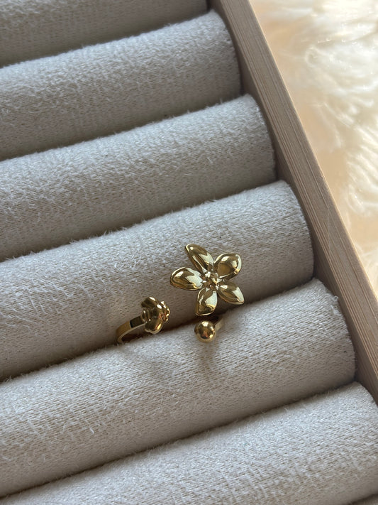 Triple bloom ring gold
